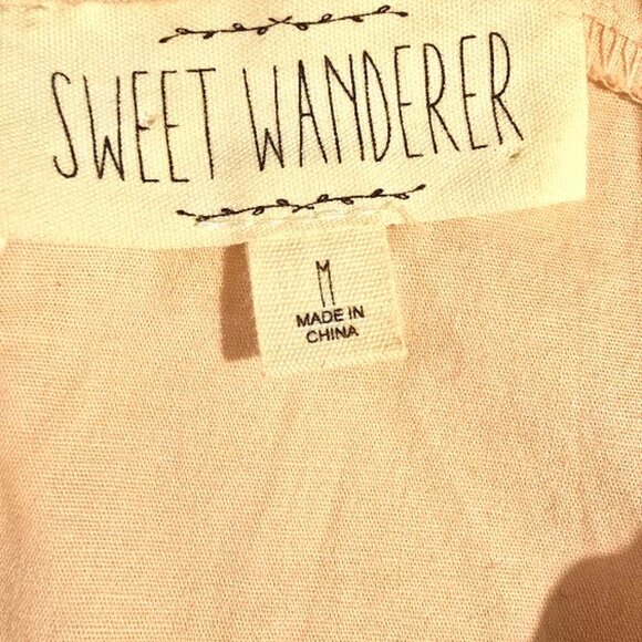 Sweet Wanderer Adorable eyelet trimmed embroidered apricot top M - Picture 10 of 11